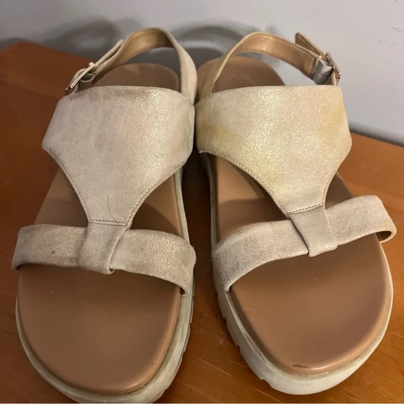 Vionic Alondra Lug
Ankle Sandals - Women's Cream Sandals - Picture 2 of 7